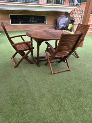 Tavolo e 4 sedie da giardino in legno