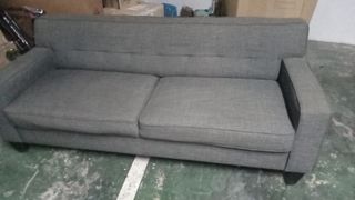 Sofá de tela gris
