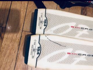 Diez euros un esquí y regalo el otro