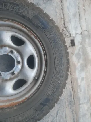 Neumáticos 4x4 235/70 R16 - 90% vida útil