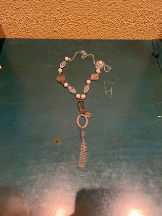 Collar plateado con perlas y colgante