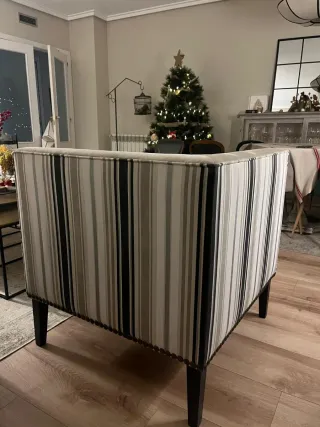 Butaca esquinera tapizada con tachuelas