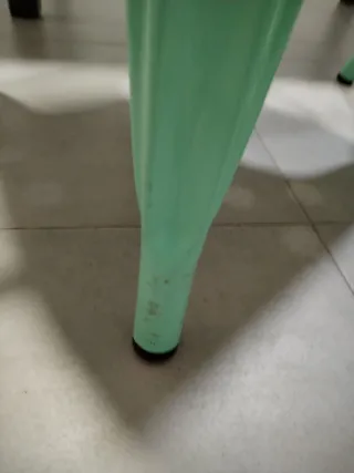 Sillas metálicas verdes (interior/exterior)