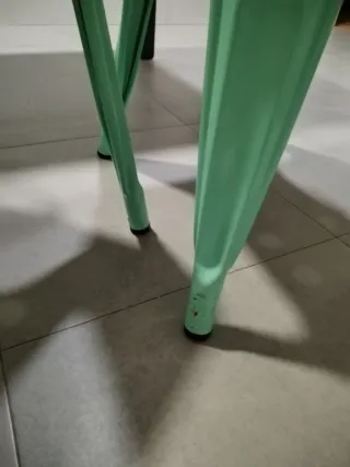 Sillas metálicas verdes (interior/exterior)