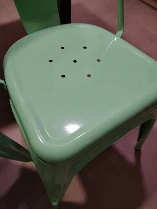 Sillas metálicas verdes (interior/exterior)