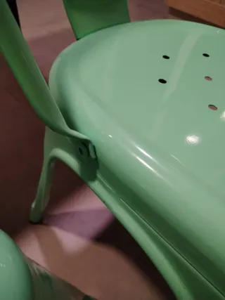 Sillas metálicas verdes (interior/exterior)