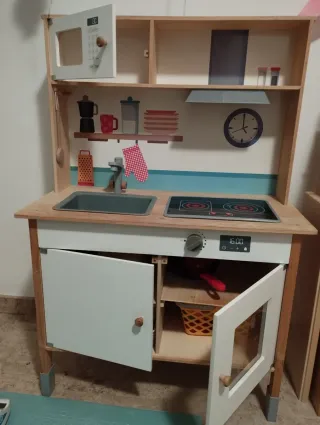 Cocinita de juguete de madera