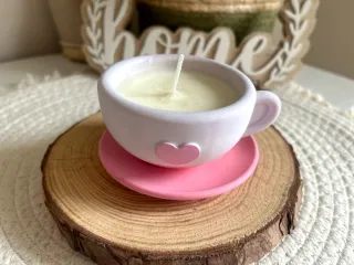 Vela artesanal taza corazón rosa y blanca