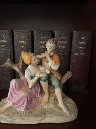 Figura de porcelana pareja sentada