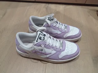 Zapatillas Fila Blancas y Moradas