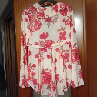 Camisa vaporosa floral roja y blanca