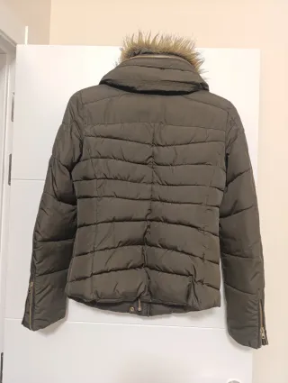 Cazadora verde militar con capucha