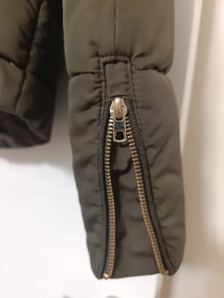 Cazadora verde militar con capucha