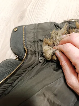 Cazadora verde militar con capucha