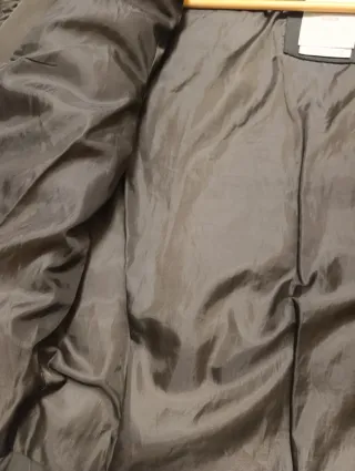 Cazadora verde militar con capucha