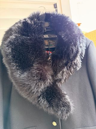 Chaqueta Zara Negra con Cuello de Pelo
