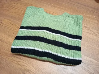 Jersey verde con rayas negras y blancas