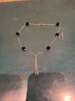 Cadena con cuentas negras y plateadas