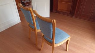 Dos sillas de comedor de madera y tela