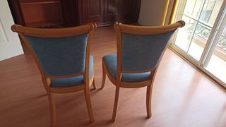 Dos sillas de comedor de madera y tela