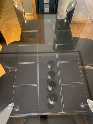 Mesa Comedor Cristal Negra y Patas Metálicas