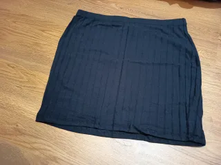 Falda negra de canalé