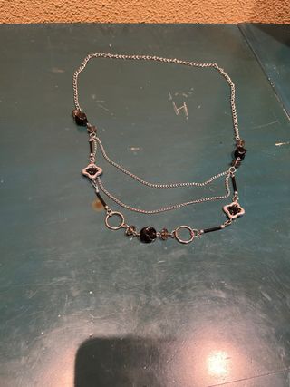 Collar plateado con detalles negros