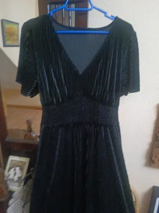 Vestido negro elegante con cintura elástica