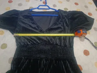 Vestido negro elegante con cintura elástica