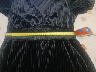 Vestido negro elegante con cintura elástica