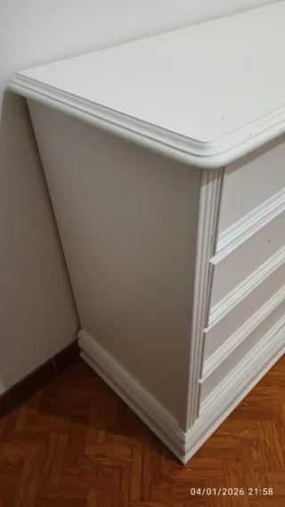 Cómoda de madera lacada blanca. Regalo tiradores.