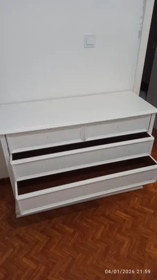 Cómoda de madera lacada blanca. Regalo tiradores.