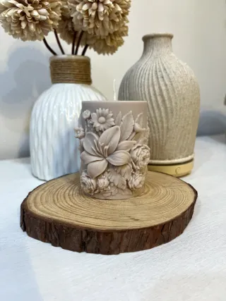 Vela artesanal floral beige