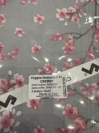 Lenzuola grigie con fiori rosa