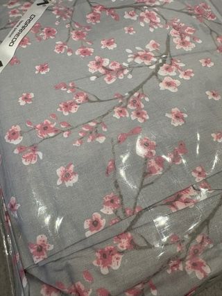 Lenzuola grigie con fiori rosa