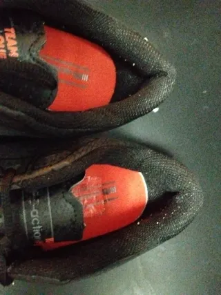 Zapatillas Team Quest negras y rojas