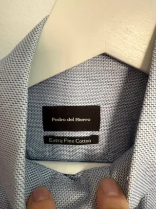 Camisa de vestir azul con microestampado