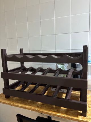 Botellero de plástico marrón