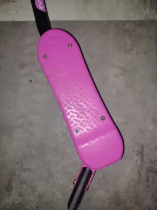 Patinete basculante con 3 ruedas y freno.