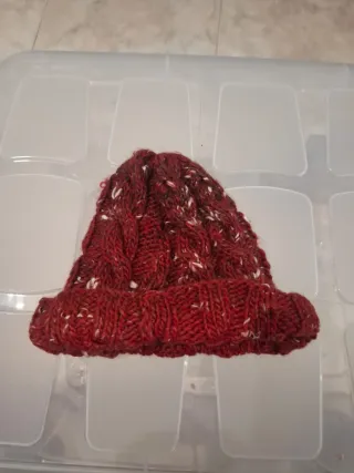 Gorro de lana rojo con motas blancas