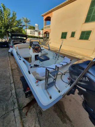 Embarcación Sabor 400 con remolque