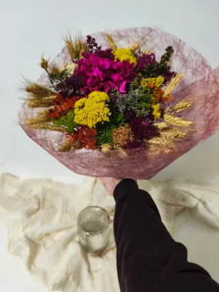 Ramo de flores secas y preservadas · Color y alegr