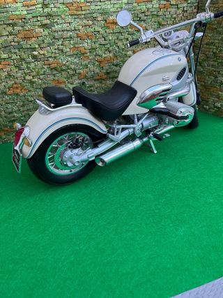 Moto a escala tipo cruiser – 39 cm de largo
