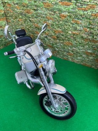 Moto a escala tipo cruiser – 39 cm de largo