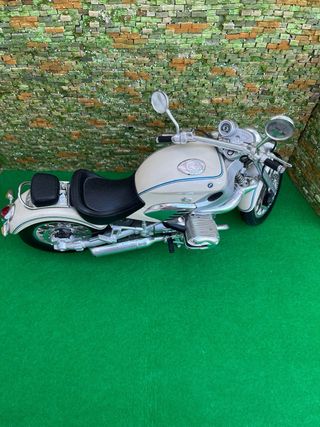 Moto a escala tipo cruiser – 39 cm de largo