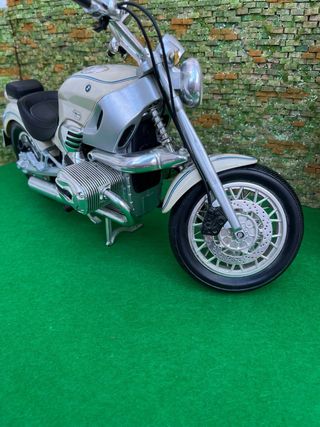 Moto a escala tipo cruiser – 39 cm de largo