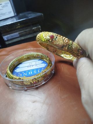 Pulseras rígidas doradas trabajadas