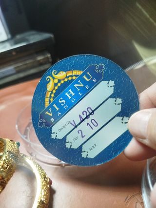 Pulseras rígidas doradas trabajadas