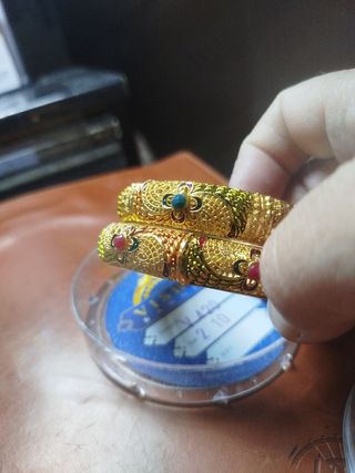 Pulseras rígidas doradas trabajadas