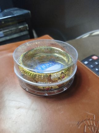 Pulseras rígidas doradas trabajadas